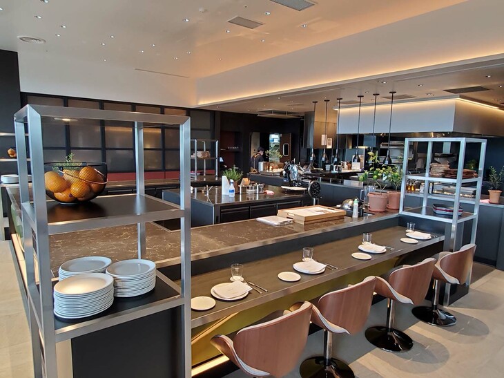 「TROFEO（トロフェオ）」と名づけられたイタリアンレストランも、オープンキッチン。味はもちろん、調理の手さばきでもお客を楽しませてくれる。