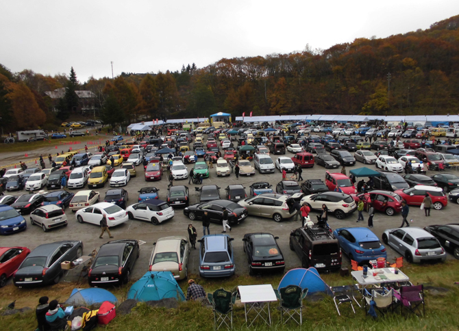 毎年会場には、約3000台の参加車両が集結する。2017年は悪天候のため例年よりは少なめだったが、それでも2000台ほどの車両が集まった。