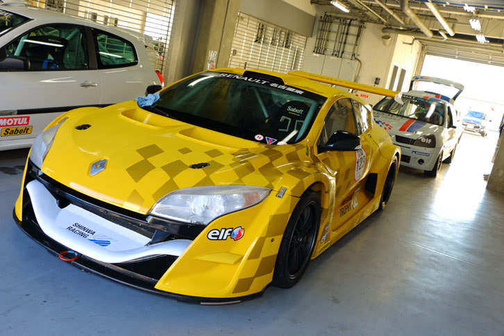 ワンメイクレース用マシンである「メガーヌ トロフィーV6」の姿も。これもルノースポールが開発を行った車両の一台だ。