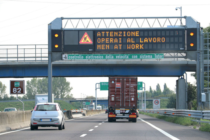 電光掲示板の下には、「テューター」自動速度違反取り締まり機の導入路線であることを示す表示が。