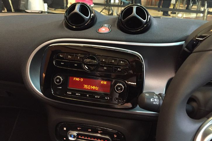 スマート・フォーツーカブリオ ターボ リミテッド（カーオーディオのスイッチ類）