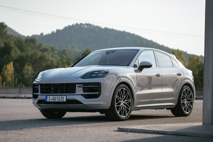 2023年4月に大幅改良モデルが発表されたポルシェの「カイエン」シリーズ。今回試乗した2モデルはそれよりやや遅れ、「カイエン ターボEハイブリッド クーペ」が同年8月に、「カイエンS Eハイブリッド クーペ」（写真）が同年9月に登場している。