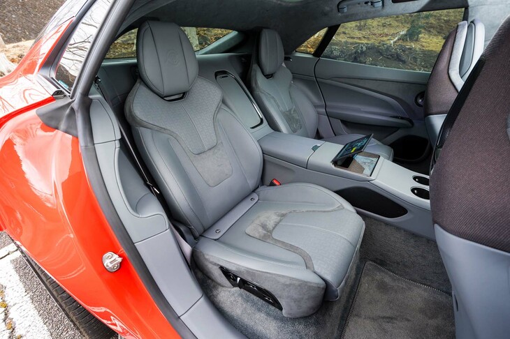 「エメヤS」「エメヤR」の後席には、3人乗車のベンチシートに加えて、セパレートシート（写真）も用意される。