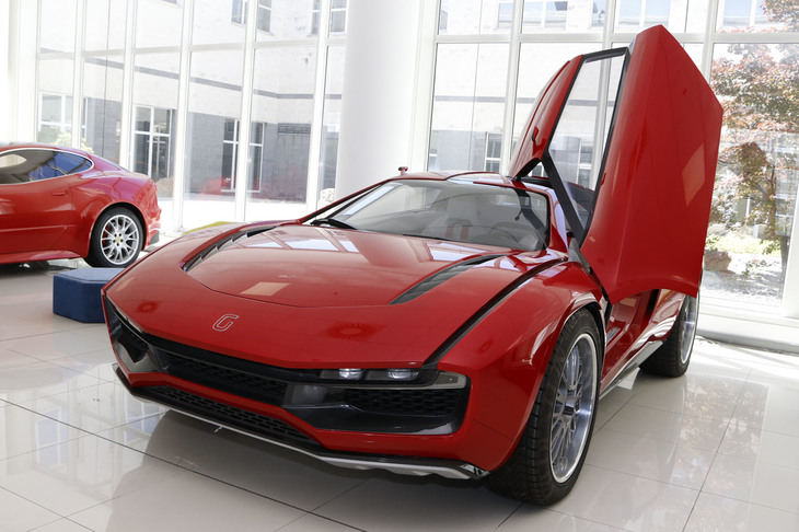 イタルデザインが「ウルトラフォルツァ」と同年の2013年に公開したコンセプトカー「パルクール」。ランボルギーニ製V型10気筒をミドシップしたAWDの2シーター車だった。イタルデザイン社コレクションホールで撮影。