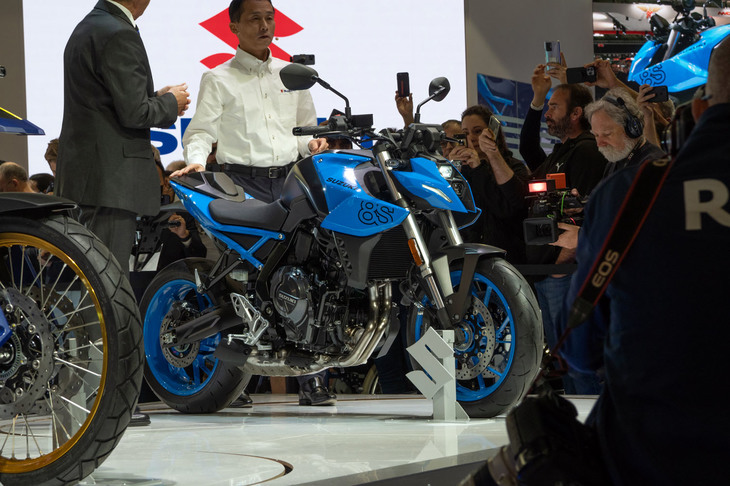 先述の「スズキVストローム800DE」とエンジン／フレームという車体の基本骨格を共有し、それをもとにスポーツネイキッドに仕立てのが、この「GSX-8S」だ。スズキはこれまでに排気量1000ccおよび950ccの並列4気筒エンジンを搭載したモデルのほか、650ccのV型2気筒エンジンを搭載した「SV」シリーズをスポーツネイキッドカテゴリーに投入している。しかし、多くのライバルが軽量スリムな並列2気筒エンジンを新しいプラットフォームに搭載し、電子制御技術を駆使しながらスポーティーかつフレンドリーなキャラクターを実現。さらに厳しい排ガス規制に対応している。スズキはGSX-8Sを市場投入することで、そうしたランバルたちに挑むこととなる。GSX-8Sは、サイドシルエットこそエッジの効いたスラントノーズや跳ね上がったリアカウルで過激に見えるが、実物はボディーのエッジが抑えられ、面の構成も滑らかだ。兄弟モデルである「GSX-S1000／950」のキレキレでカクカクのボディーデザインとは一線を画している。燃料タンクをブラックアウトし、色のついた外装類を小さくデザインすることでコンパクトボディーをアピールしているが、実物もまたコンパクトで、それだけでもユーザーフレンドリーであるといえるだろう。