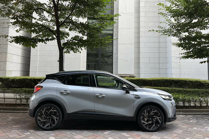 こちらは後日あらためて試乗することができた「キャプチャー エスプリ アルピーヌ フルハイブリッドE-TECH」。車両本体価格は454万9000円。エクステリアでマイルドハイブリッド車と異なっているのは「E-TECH HYBRID」の文字が入るリアのエンブレム程度で、両者を見分けるのはなかなか難しい。