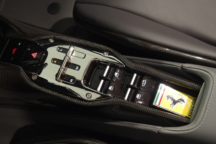 フェラーリSF90スパイダー（センターコンソール）