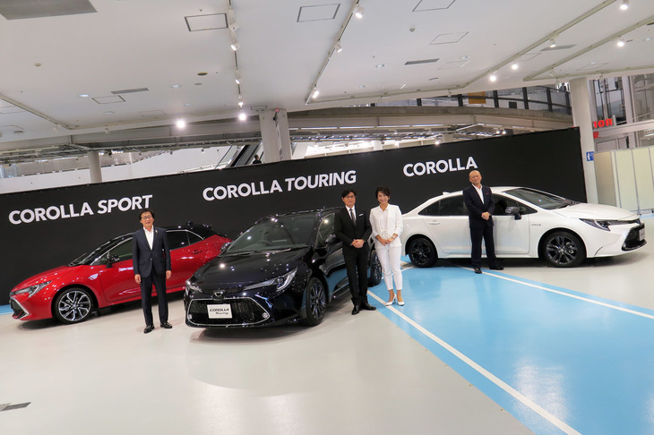 新しい「カローラ」シリーズと、左からトヨタ自動車の吉田守孝副社長、アナウンサーの安東弘樹氏、発表会で司会を務めたモータージャーナリストの今井優杏氏、トヨタ自動車の上田泰史氏。