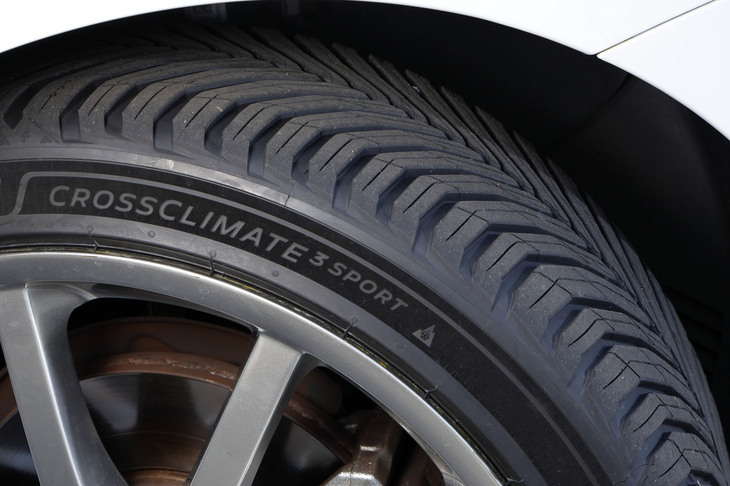 オールシーズンタイヤでありながら、スポーツタイヤに匹敵する高速安定性とハンドリング性能がセリングポイントとされる「クロスクライメート3スポーツ」。