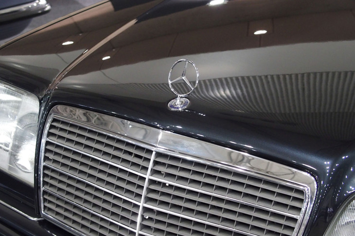 メルセデス・ベンツ260Eロング（1992年）／マツシマホールディングス