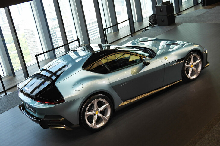 「フェラーリ最後の12気筒になるかも」なんてウワサもある「12チリンドリ」だが、そんなあやふやな“付加価値”の真偽なんてどうでもよろしい。もうこのカタチとエンジンだけでも“買い”の一台でしょう！ ……いや実際には、おいそれと買えるようなクルマじゃないんだけど。