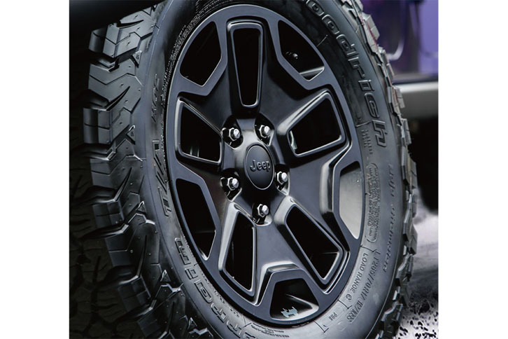 17インチアルミホイールのカラーはブラックに。