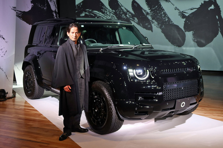 ディフェンダーのブランドアンバサダーに就任した俳優の岡田准一と、「ディフェンダー110オクタ ブラックP635」。