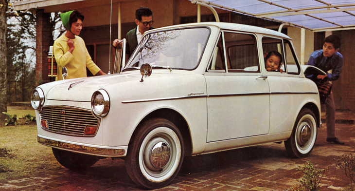 1962年「スズライト フロンテTLA」。「スズライトTL」のリアエンドに短いノッチを持つトランクルームを設けて乗用車化。リアサイドウィンドウも昇降する。フロンテの名は、“フロンティアスピリット”に“FF”の意味も込めた造語。価格は38万円だった。