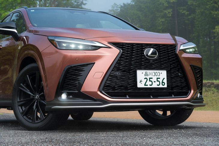 「NX350“Fスポーツ”」の価格は630万6000円へと30万円ほど高くなったが、三眼フルLEDヘッドランプ＋アダプティブハイビームなどの標準装備化が図られている。