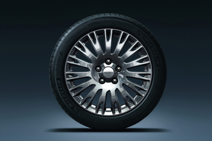 「AUTECHスポーツスペック」には、17インチアルミホイールと205/50ZR17サイズの「ミシュラン・パイロットスポーツ4」が装備される。