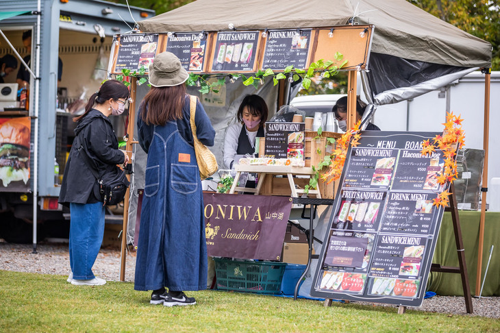 だし巻きたまごサンドやフルーツサンドなどが販売された、森のテラスHACONIWA山中湖の出展ブース。