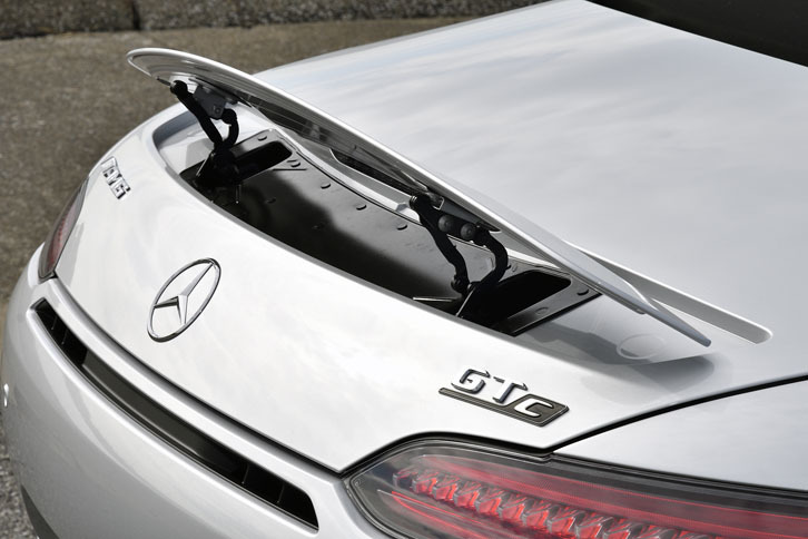 リトラクタブルタイプのリアスポイラーは120km/hを超えると自動的にリフトアップする。ボタン操作により、任意の速度での上下も可能。