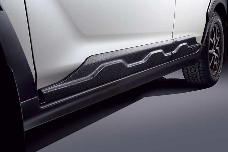 「ウィルダネスエディション」は、傷がつきにくく、傷がついた場合でも目立ちにくい「Deco-Boco Black塗装」を施したドアアンダーガーニッシュを装備している。