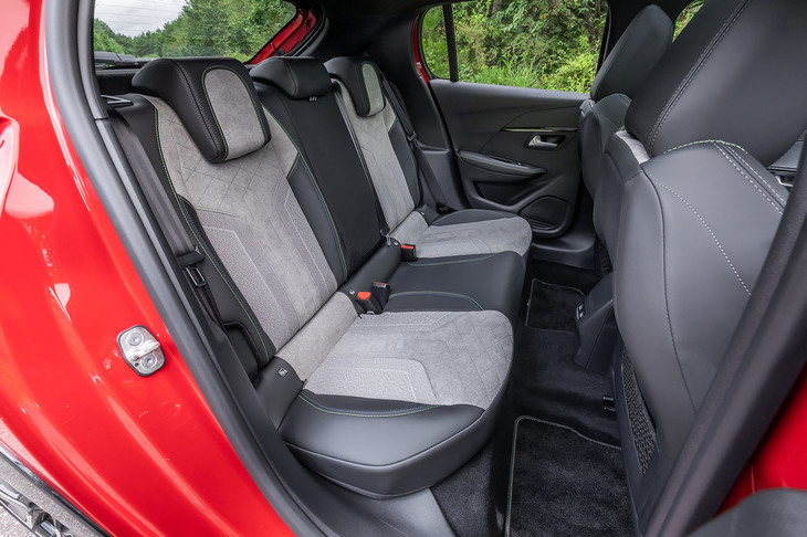 後席は少々窮屈な印象だが、ボディーサイズや2540mmというホイールベースを考慮すれば、妥当といえそうな居住空間だ。シートは前席と同じ表皮デザインでコーディネートされている。背もたれには60：40の分割可倒機構が備わる。