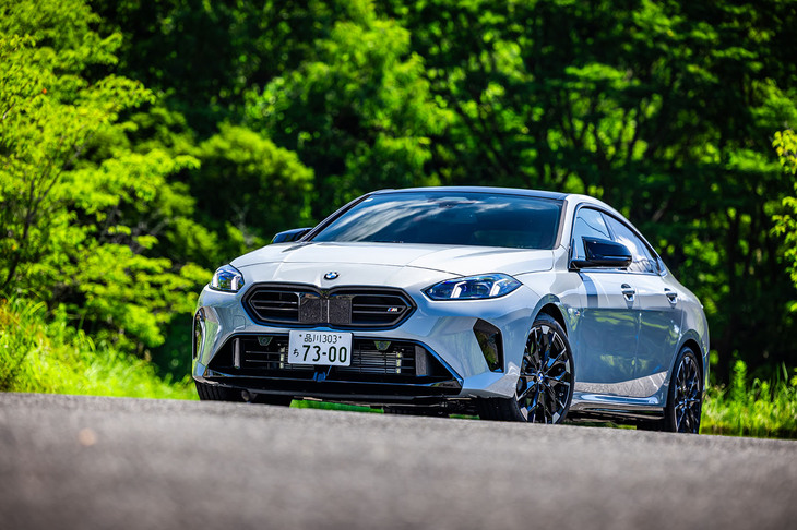 2025年3月に国内導入が発表されたBMWの新型「2シリーズ グランクーペ」。F44型と呼ばれる初代モデルは、エンジン横置きのFFシャシーをベースとするBMW初のコンパクト4ドアクーペとして2019年に誕生した。F74型とされる今回のモデルは2代目にあたる。