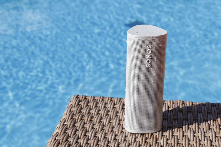 「ソノス・ローム」は、Wi-FiとBluetoothの双方に対応したポータブルスマートスピーカー。防水はIP67規格に準拠。恐るおそるプールに数十秒浸している間も、ひたすら鳴り続けていた。