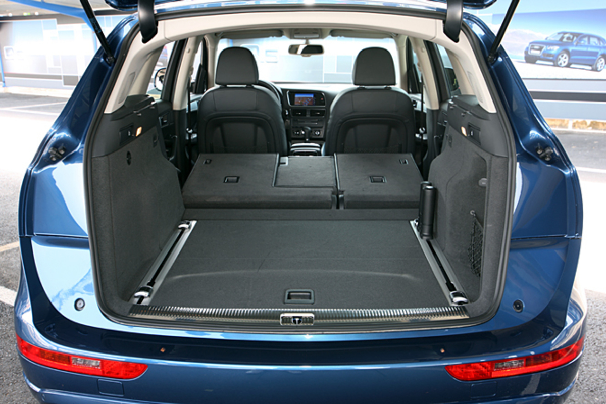 Audi Q5（2023年式）トランクトノカバー