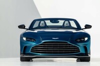 新型「アストンマーティンV12ヴァンテージ ロードスター」がデビューの画像