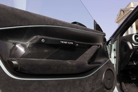 カーボンとアルカンターラが惜しみなく使われたドアライニング。