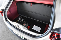 荷室のフロア下の様子。パンク修理キットが収納されている。