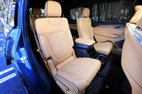 2列目シートは左右独立式で、こちらもヒーターやベンチレーション機能を搭載。座席の間には大きなセンターコンソールが備わっており、3列目へのウオークスルーはできない。