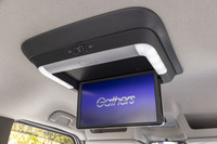 走行中でも後席で地上デジタル放送やDVDビデオなどの映像を楽しめる12.8インチのリモコン付きフルHD液晶モニター。使わないときはワンタッチで天井に収納できるほか、LEDルームランプ機能も搭載。