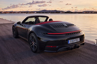 オープントップバージョンの「911カレラGTSカブリオレ」および「911カレラ4 GTSカブリオレ」もラインナップ。前者の車両本体価格は2503万円、後者は2614万円と発表されている。