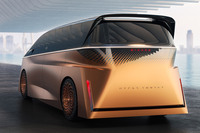 リアへ向かうにつれて彫り込みが増すウエストまわりが特徴的だった「ハイパーツアラー」だが、箱型ミニバンであることを思うと……。同車のデザイナーは、どこまでこの造形を、市販車に反映できると思っていたのだろう？