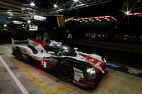 夜間、ピットストップを行うNo.8 トヨタTS050 ハイブリッド。