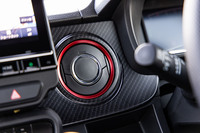 「RS」グレードでは、エアコンの吹き出し口（写真）やシフトパネルにレッドとクロームメッキの加飾があしらわれ、スポーティーな雰囲気を演出している。