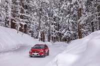 中継地点で車両を乗り換え、午後のルートの友となった「XV 2.0i-Lアイサイト」。出羽三山神社三神合祭殿へと向かうルートは、深い雪の中だった。