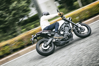 
	「XSR900」には、安全に高性能を楽しむ機能として、「トラクションコントロールシステム」や「アシスト＆スリッパークラッチ」が標準装備される。
	