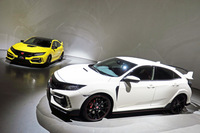「シビック タイプR」（写真手前）と、その走りをさらに磨いた限定車「シビック タイプRリミテッドエディション」。後者の国内販売台数は200台限定で、販売方法は2020年9月上旬に発表される。