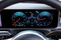 メーターパネルデザインは、大きく3つのテーマから選択が可能。切り替えはステアリングホイールに設置されたタッチコントロールスイッチで簡単に行える。