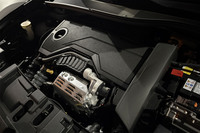 最高出力136PS、最大トルク230N・mの1.2リッター直3ターボエンジンに、48Vマイルドハイブリッドシステムが組み合わされるパワーユニットで前輪を、最高出力29PSのモーターで後輪を駆動する。