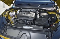 「アルテオン」のパワーユニットは、「ゴルフR」用をデチューンした2リッター直4ターボエンジン。最高出力280ps、最大トルク350Nmを発生する。