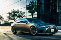 「レクサスLS」のマイナーチェンジモデル発売　静粛性と乗り心地を改善