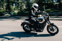 両モデルともに、湿板クラッチはケーブル式、ファイナルドライブはチェーン式。ドライブトレインの操作性にクセはなく、変速にまつわる一連の作業も非常にやりやすい。