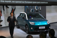 GACのコンパクトBEV「アイオンV」は、ミラノのデザインセンターが重要な役割を果たした。解説しているのは、GACインターナショナルのウェイ・ハイガン社長。