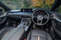 ダッシュボードやドアトリムをステッチ入りのソフトパッドで覆ったインテリアはクラスを超えたぜいたくな仕立て。マツダ車らしく前方視界はしっかり確保されている。