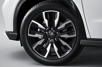 専用デザインのアルミホイール。パワーユニット別に17インチまたは18インチのものが組み合わされる。