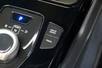 4WD車の駆動システムには、トラクションの抜けたタイヤの空転を抑え、悪路での脱出をサポートする「トレイルモード」を用意。FWD車にも、トルクの発生を穏やかにして雪道での発進をサポートする「SNOWモード」が採用される。