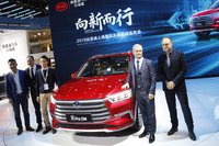 「BYD宋Pro EV」。右から2人目はアルファ・ロメオとアウディでデザイナーを務め、現在はBYDデザインを統括するヴォルフガング・エッガー氏。