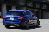 「C200」では、従来の2リッターターボから1.5リッターターボへと変更。排気量を小さくし、新たにマイルドハイブリッド機構を組み込んでいる。